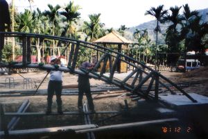 竹拱橋學員製作過程-橋面扶手欄杆固定-11