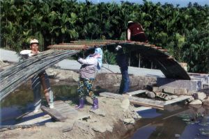 竹拱橋學員製作過程-橋面角木固定-07