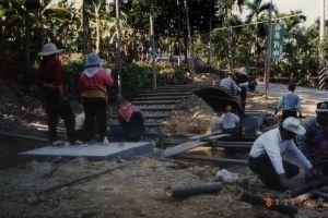 竹拱橋學員製作過程-橋面角木固定-09