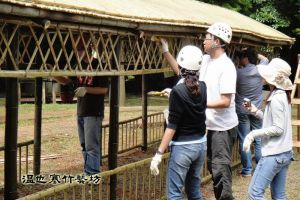 學員進行竹材防護塗裝01