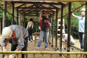 學員進行竹材防護塗裝02