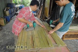 師傅們進行竹片的加工組裝