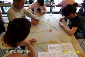 林根在老師指導竹編技巧