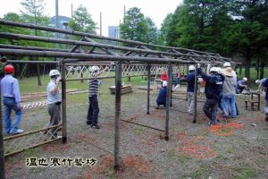 學員同心協力搭蓋竹屋