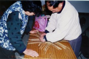 台灣細竹編專家林根在老師教學