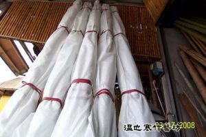 托運竹材以塑袋包紮後待運送