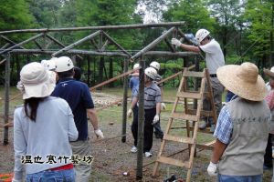 學員在藝坊師傅的協助下進行實作